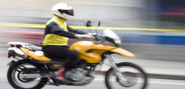 Uma lombada recém-instalada e sem sinalização rendeu um indenização de R$ 40 mil por danos morais a um motociclista que se acidentou ao não perceber o obstáculo. Na decisão, proferida [&hellip;]